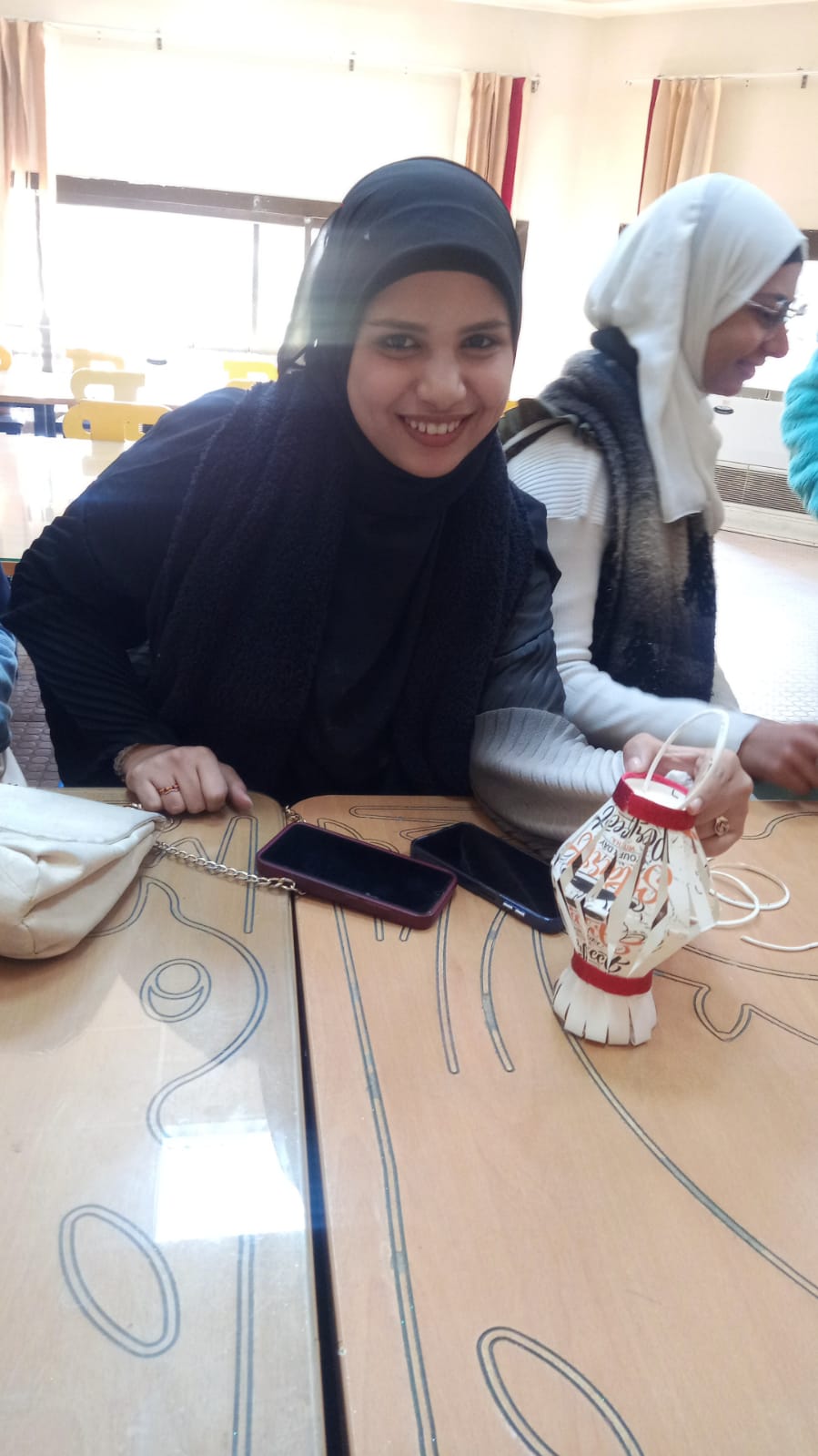 أشغال يدوية ..... فانوس بالأكواب الورق