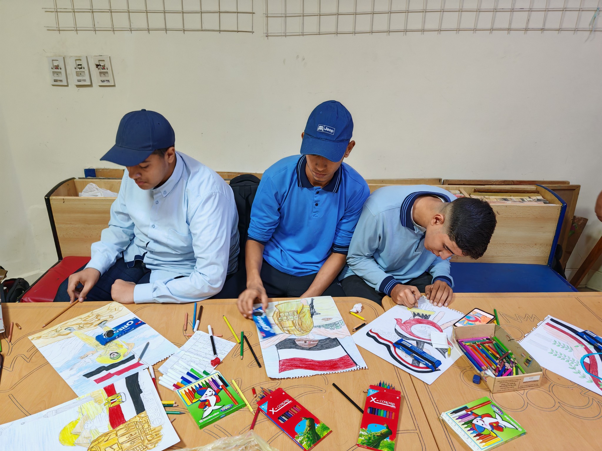 رسم وتلوين بقاعات الأنشطة الفنية